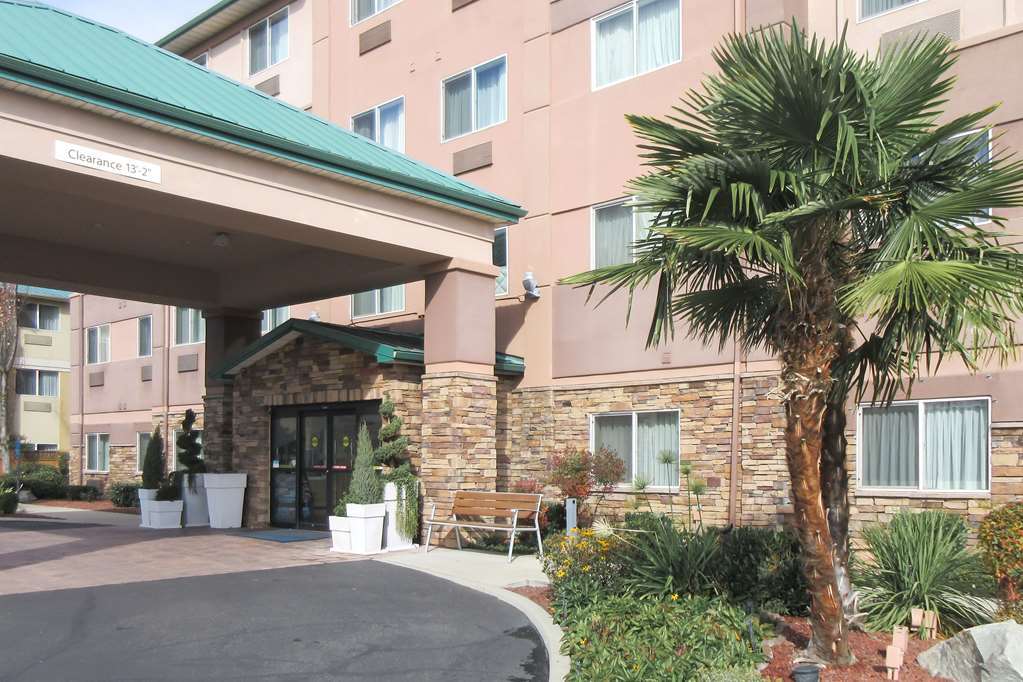 Clarion Pointe Medford Otel Dış mekan fotoğraf